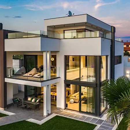 Beautiful ! 4 Bedrooms !!! *