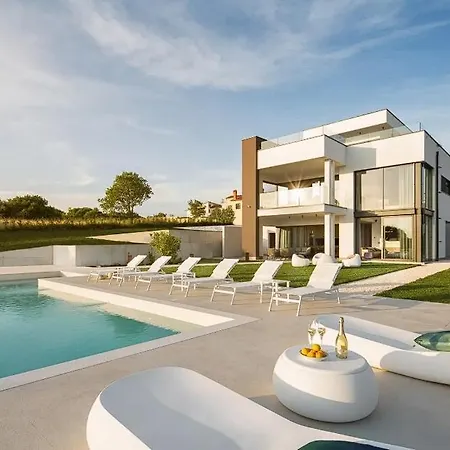 Beautiful ! 4 Bedrooms !!! *